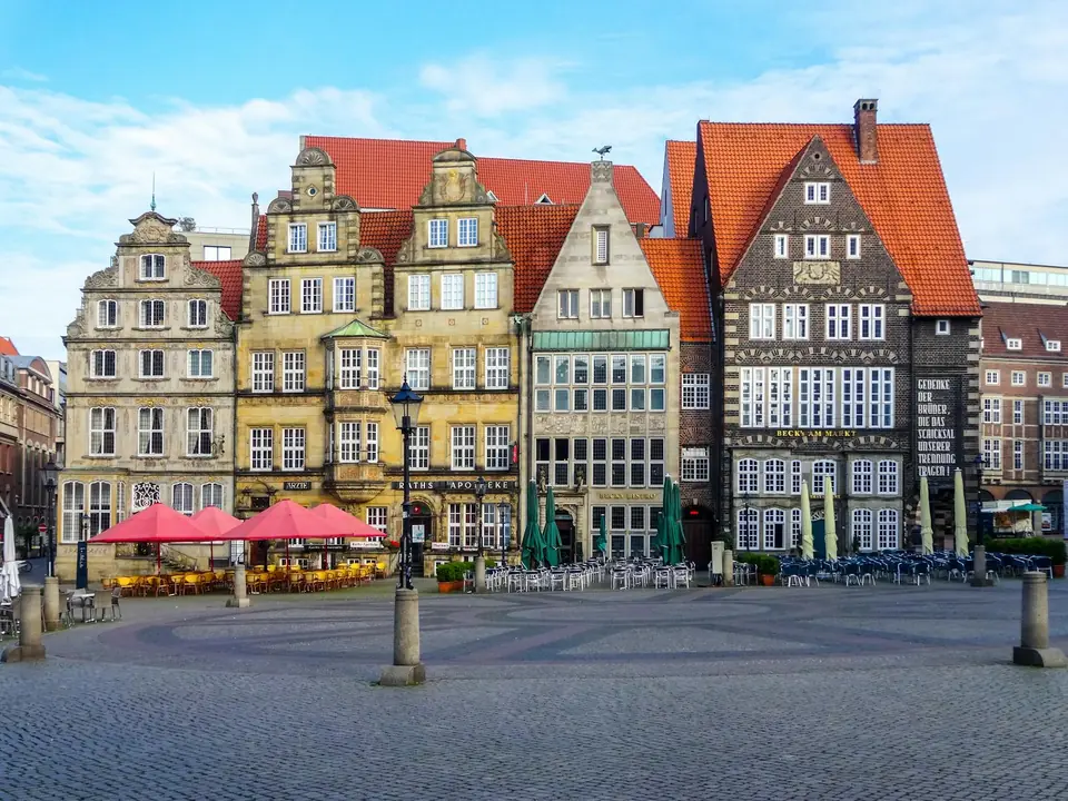 Bremer Rathaus mit Roland-Statue auf dem Marktplatz — UNESCO-Welterbe der Hansestadt