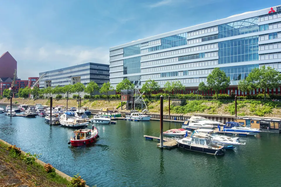 Duisburg Duisburg — größter Binnenhafen Europas mit Industrie- und Werks-Erbe am Rhein
