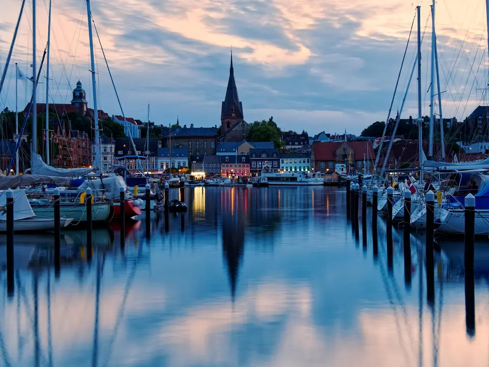 Flensburg Flensburg — deutsch-dänische Grenz-Stadt an der Flensburger Förde mit Marineschule Mürwik