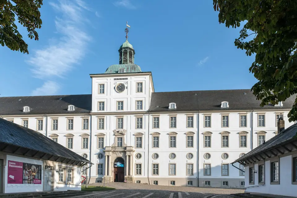 Mönchengladbach — Textil- und Sport-Stadt mit historischer Altstadt rund um das Münster