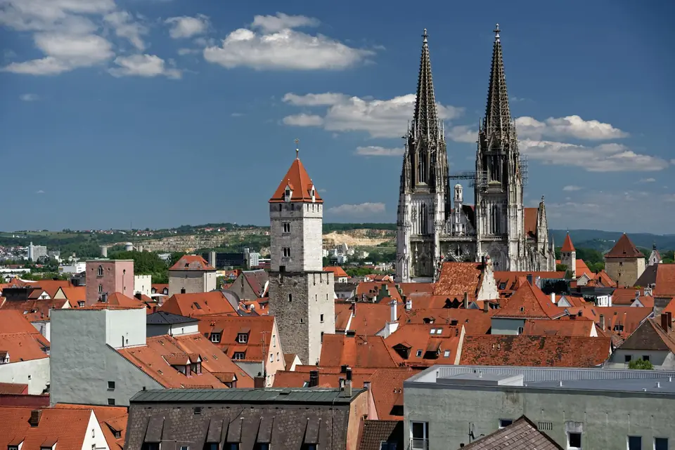 Regensburg Regensburg — UNESCO-Welterbe-Altstadt mit der Steinernen Brücke über die Donau