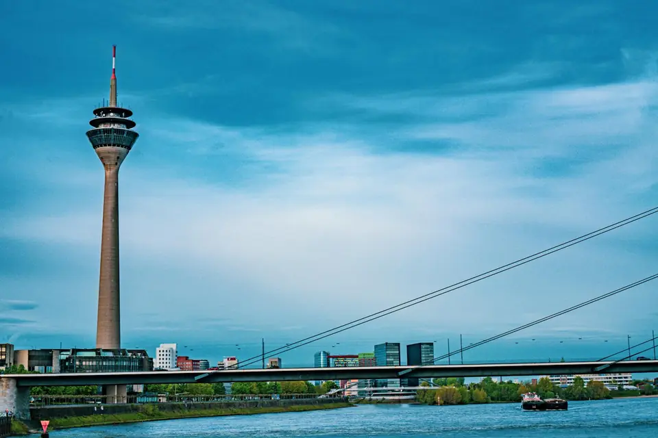 Düsseldorf Düsseldorfer Skyline mit Rheinturm und Medienhafen — moderne Architektur am Rheinufer der Landeshauptstadt NRW