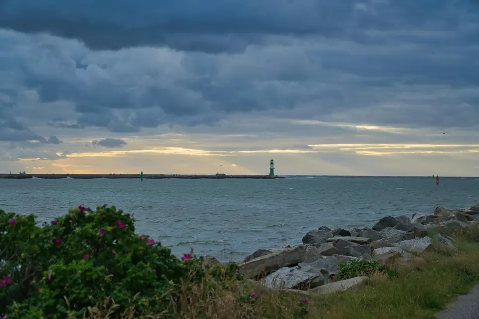Rostock Rostock — Hansestadt und größter Ostseehafen Deutschlands mit Seebadteil Warnemünde